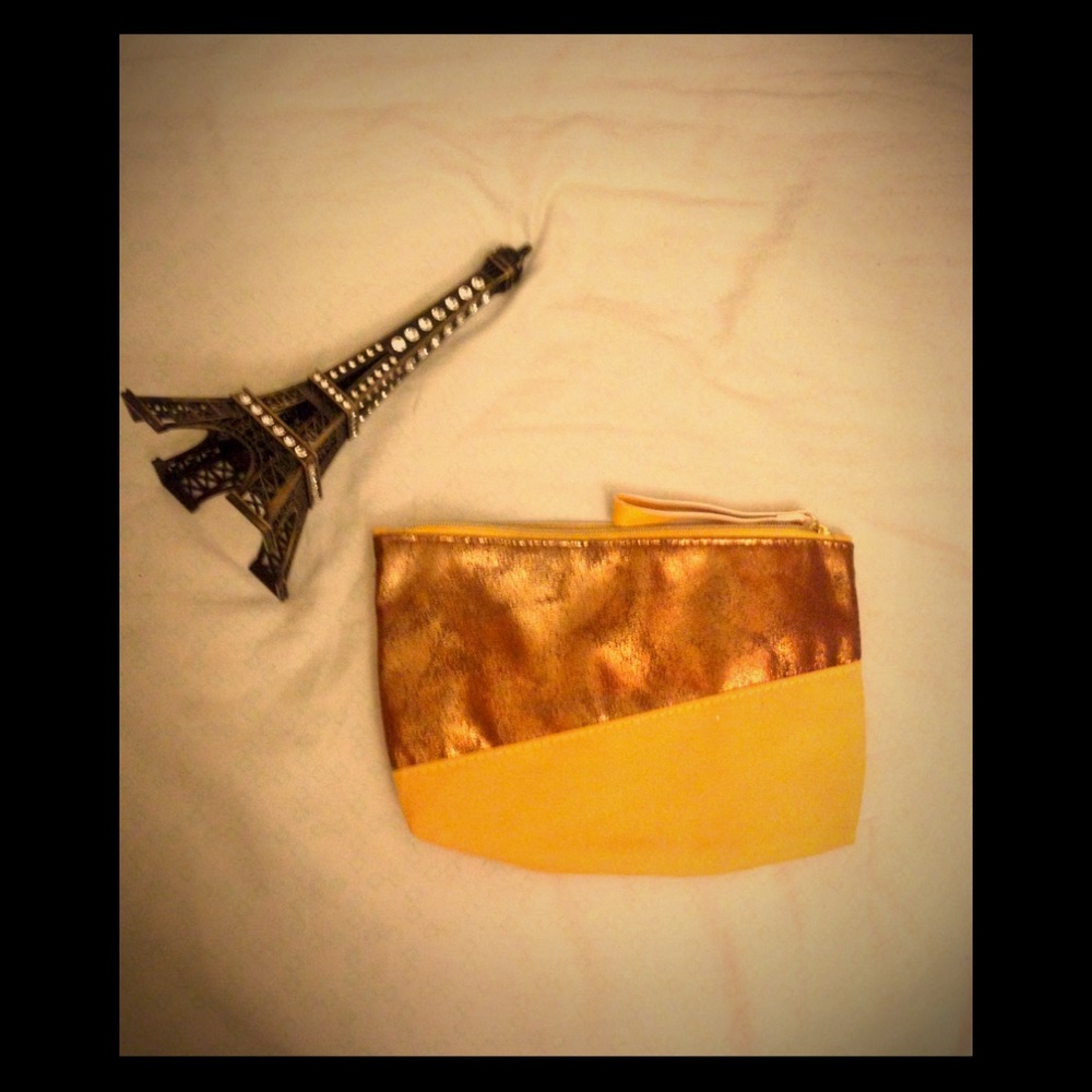 JUST IN👀(2/$10) GOLD MAKEUP BAG 💄($4)
